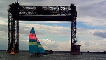 Hobie Cat 16 vor der Karniner Eisenbahn Hubbrücke von Usedom