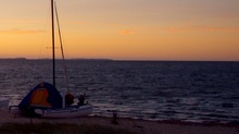 Katamaran Hotel am Strand von Freest mit Blick auf Rügen und die Ostsee